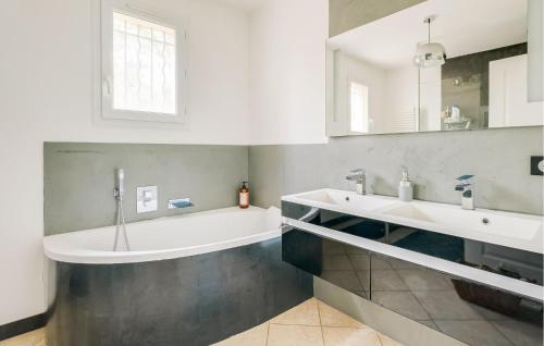 een badkamer met 2 wastafels en een bad bij 4 Bedroom Cozy Home In Seillons-source-darge in Seillons-Source-dʼArgens
