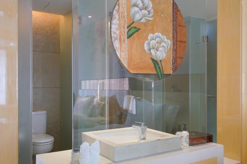Ένα μπάνιο στο Paco Hotel Ouzhuang Metro Guangzhou-Free shuttle to Canton fair