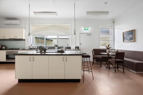 een keuken en een woonkamer met een keuken en een tafel bij Myers Manor I Geelong CBD in Geelong