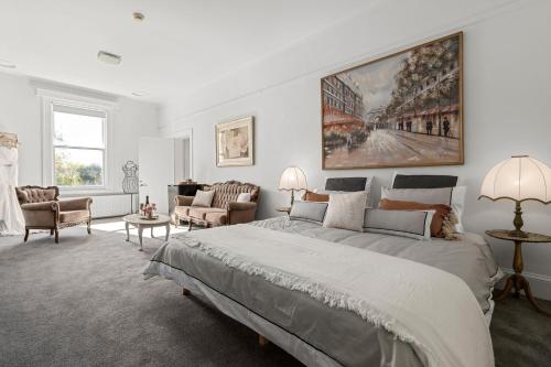 - une chambre avec un grand lit et une grande peinture murale dans l'établissement Myers Manor I Geelong CBD, à Geelong
