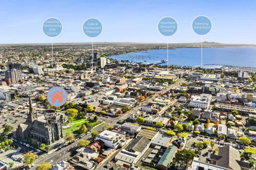 Nespecifikovaný výhled na destinaci Geelong nebo výhled na město při pohledu z penzionu