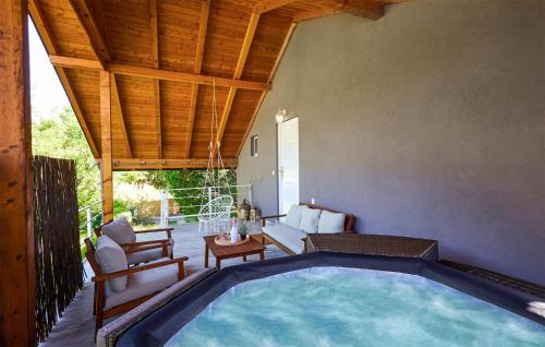 Bazén v ubytování Lovely Home In Sisinec nebo v jeho okolí