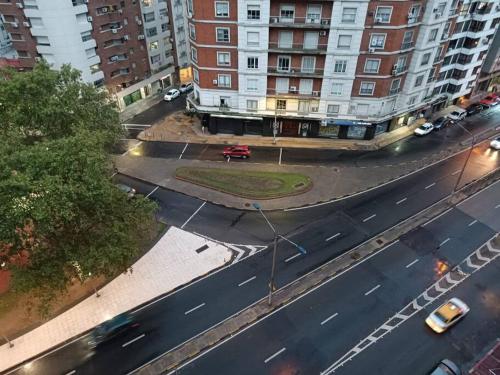 uma vista aérea de uma rua da cidade com edifícios em Apto Centrico Zona Tres Cruces em Montevidéu