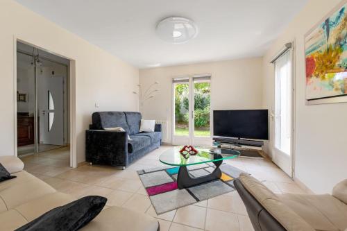 un salon avec un canapé et une table dans l'établissement Detached villa with pool in Cazilhac, à Cazilhac