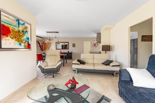 un salon avec un canapé et une table dans l'établissement Detached villa with pool in Cazilhac, à Cazilhac