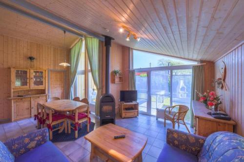 sala de estar amplia con mesa y cocina en Seeschwalbe 32, en Mirow