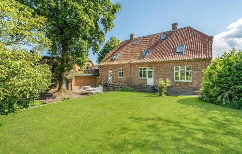 Taman di luar 6 Bedroom Amazing Home In Roslev
