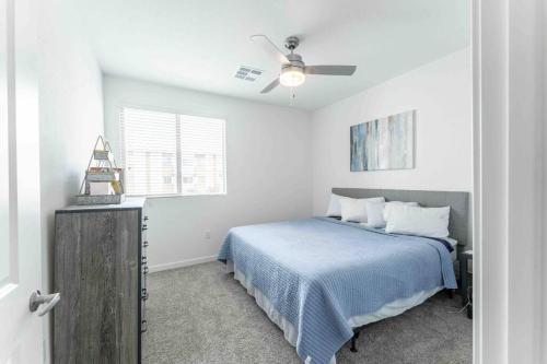 a bedroom with a bed and a ceiling fan at Gateway to Old Town Scottsdale King 1 BR & Balcony in Scottsdale