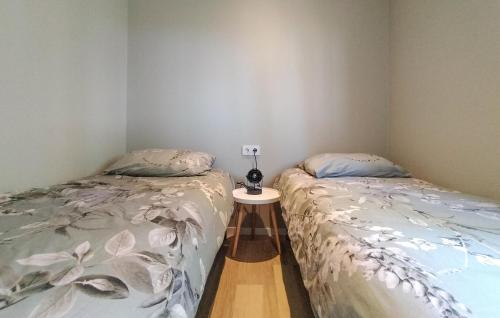dos camas sentadas una al lado de la otra en una habitación en 2 Bedroom Stunning Home In Hellendoorn en Hellendoorn