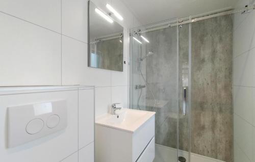 y baño blanco con lavabo y ducha. en 2 Bedroom Stunning Home In Hellendoorn en Hellendoorn