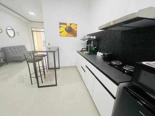 Una cocina o cocineta en Suite Jacuzzi - Piso 2 - A 10min Consulado Americano