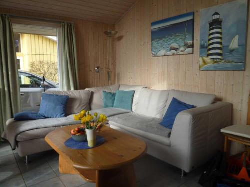 ein Wohnzimmer mit einem Sofa und einem Tisch in der Unterkunft Seeschwalbe 198 in Mirow