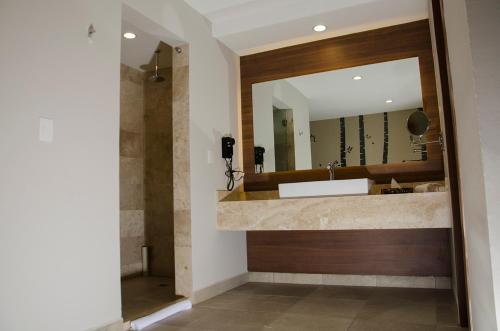 a bathroom with a sink and a mirror at Hotel 5 de Mayo in Puebla