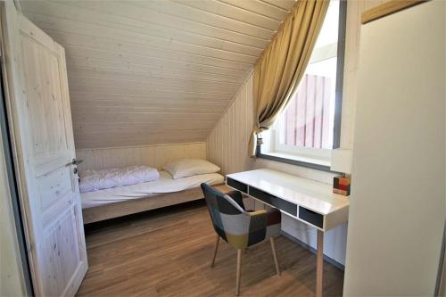 a small room with a desk and a bed at Seeschwalbe Classic 310 in Mirow