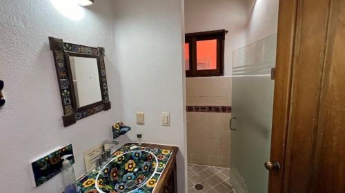 ein Bad mit einem Waschbecken und einem Spiegel in der Unterkunft Villas Chulavista in Sayulita
