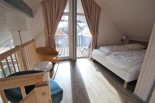 una piccola camera con letto e balcone di Seeschwalbe Classic 314 a Mirow