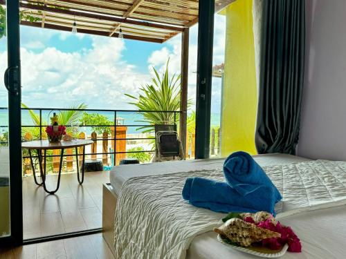 - une chambre avec un lit et une vue sur l'océan dans l'établissement Villa Đại Dương 2 View biển, à Cu Lao Thu