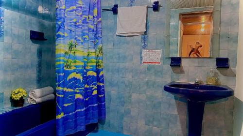 un baño con lavabo y ducha en Hospedaje Campestre Araucarias, en Santa Rosa de Cabal