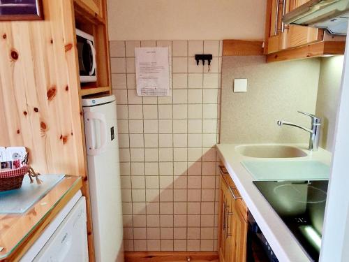 une petite cuisine avec un évier et un évier dans l'établissement Appartement charmant 46m² pour 6 pers, proche pistes et commerces, balcon exposé Est - FR-1-755-13, à Aime La Plagne