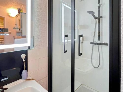 Ένα μπάνιο στο Appartement Le Grau-du-Roi, 2 pièces, 6 personnes - FR-1-717-70