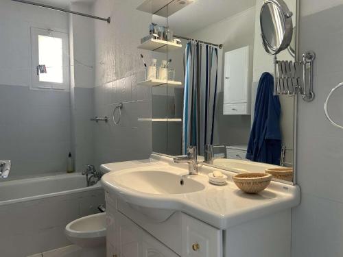 une salle de bain avec un lavabo, des toilettes et un miroir dans l'établissement Appartement 2 pièces avec parking et vue sur mer à 200m de la plage - FR-1-225C-142, à Banyuls-sur-Mer