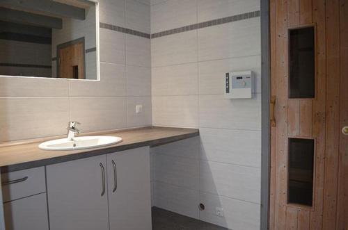 uma casa de banho com um lavatório e um espelho em Wildgans 80 em Mirow