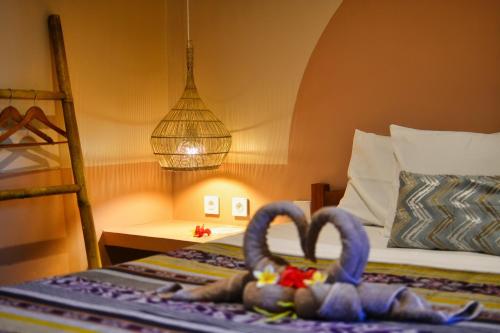 - une chambre dotée d'un lit avec deux cygnes dans l'établissement Mango Tree House, à Gili Trawangan
