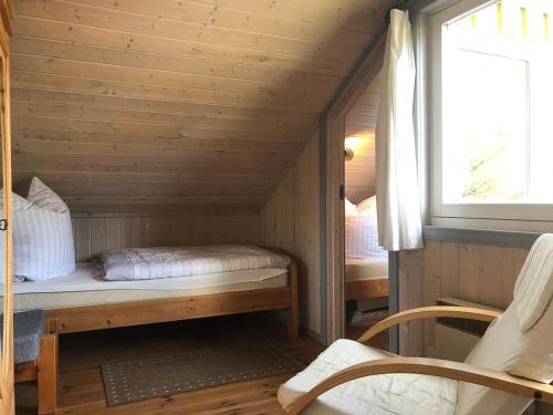 Habitación pequeña con 1 cama en una cabaña en Wildgans 129, en Mirow