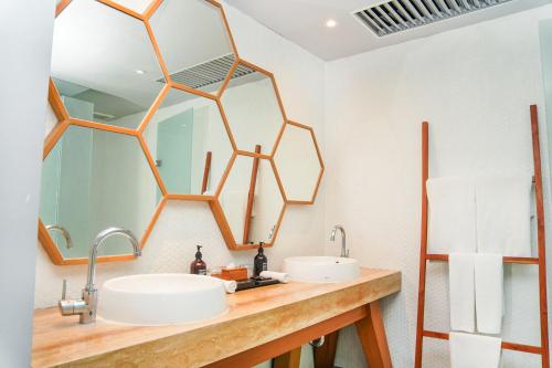 ein Badezimmer mit 2 Waschbecken und einem Spiegel in der Unterkunft Cross Paasha Bali Seminyak in Seminyak