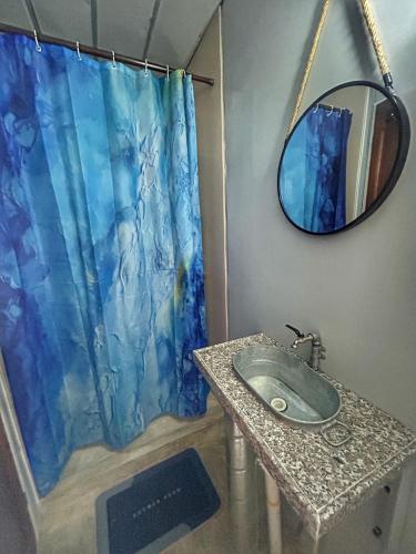 a bathroom with a sink and a mirror at Apple House cerca de la playa in Barra de Navidad