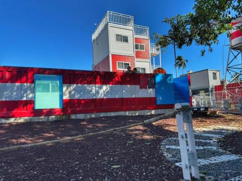 una valla roja blanca y azul frente a un edificio en Apple House cerca de la playa, en Barra de Navidad