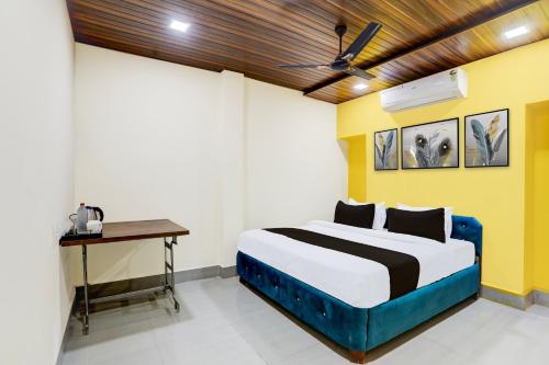 sypialnia z łóżkiem i biurkiem w obiekcie OYO Hotel Mid Town w mieście Bilaspur