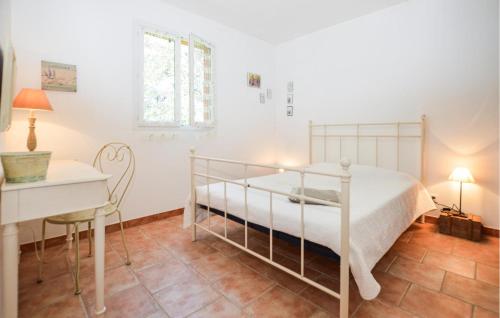 - une chambre avec un lit, un bureau et une table dans l'établissement Cozy Home In Piscia Rossa With Wifi, à Afa