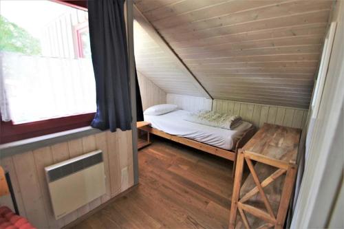 a small room with a bed and a window at Wildgans 267 in Mirow