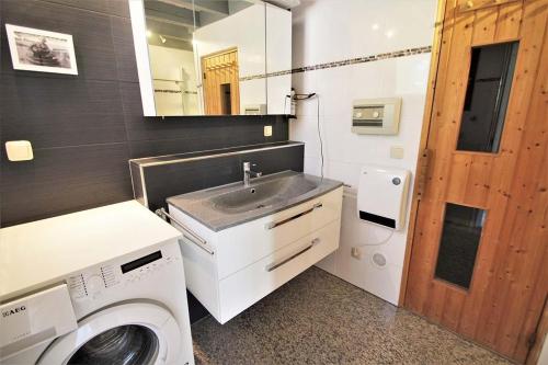a bathroom with a washing machine and a sink at Wildgans 267 in Mirow
