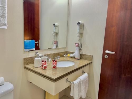 サンパウロにあるHotel - Av Paulista - São Pauloのバスルーム(洗面台、鏡付)