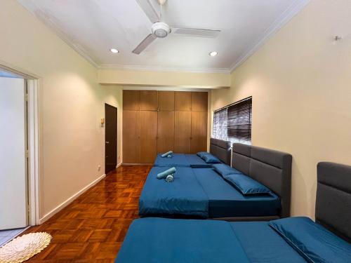 a bedroom with two beds and a ceiling fan at Bukit Tunku KLCC Grande Villa 11 by Vale Pine in Kuala Lumpur