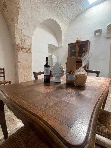 una mesa de madera con dos botellas de vino. en masseria Don Bonifacio, en Castellana Grotte