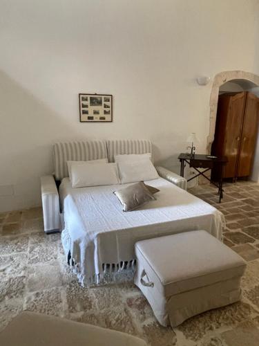 1 dormitorio con 1 cama grande y 1 mesa en masseria Don Bonifacio, en Castellana Grotte