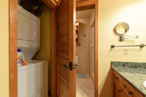 uma casa de banho com um WC, um lavatório e uma porta em Palmyra 3D by AvantStay Gorgeous Condo in Great Location em Telluride