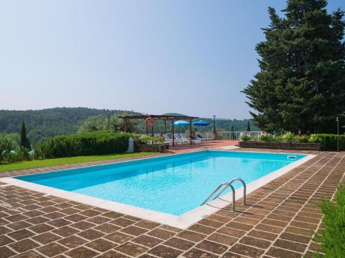 basen na dziedzińcu z ceglanym patio w obiekcie With pool and air conditioning w mieście Montaione