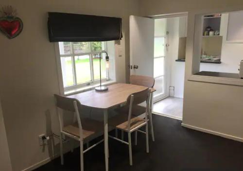 einen Esstisch und Stühle in der Küche in der Unterkunft Kingsland Studio - Walk to Eden Park! in Auckland