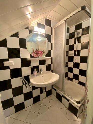 a bathroom with a sink and a bath tub at Studio Sinabell - Apartment mit Bergblick und Balkon in Ramsau am Dachstein