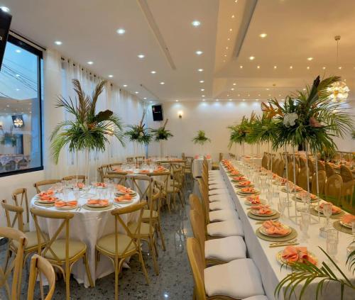 une salle de banquet avec de longues tables et chaises dans l'établissement SAPHYR GROUP HOTELIER, à Douala
