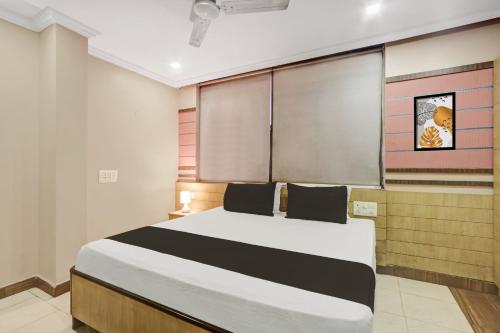 Postel nebo postele na pokoji v ubytování OYO Hotel Tanvi Grand
