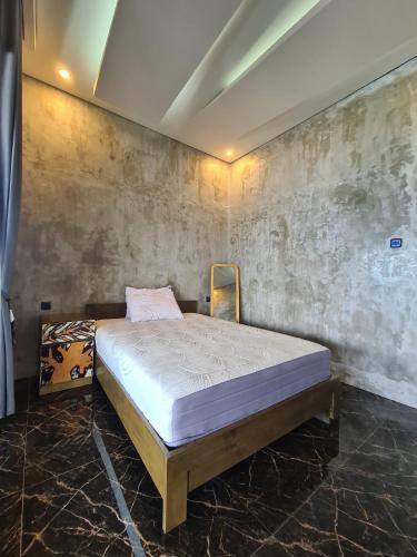 1 dormitorio con 1 cama en una habitación en Villa Dedayu, en Tlekung
