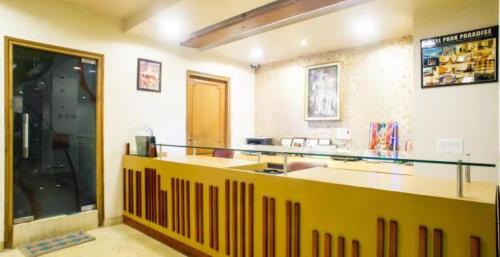 un negozio con bancone giallo in una stanza di Goroomgo Park Paradise Manali - Elevator Lift & Parking Facilities a Manāli