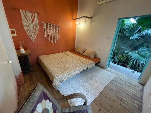 ein Schlafzimmer mit einem Bett und einem großen Fenster in der Unterkunft Mơ Homestay - Đầm Vân Long in Vân Lung