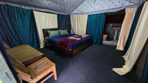 a bedroom with a bed in a tent at Sangla Valley Camping in Saturang