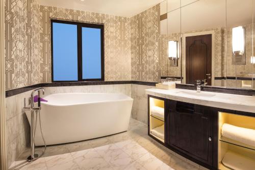 Salle de bains dans l'établissement 上海外滩锦江都城新城饭店 Metropolo Xin Cheng Hotel, The Bund Shanghai